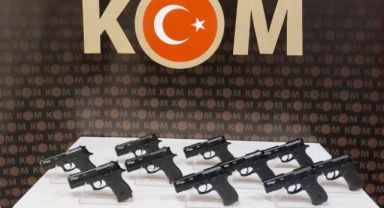 İzmir’de baskın yapılan evde çok sayıda tabanca ele geçirildi