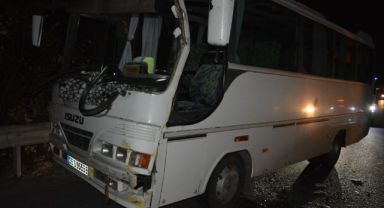 İzmir’de iki servis aracı çarpıştı: 17 yaralı
