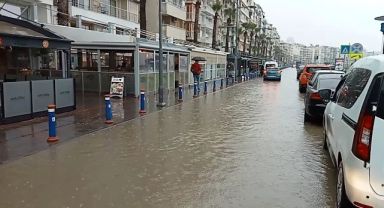 İzmir'de kuvvetli sağanak etkili oluyor
