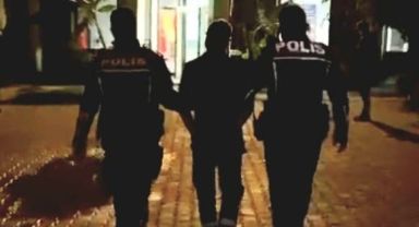 İzmir'de yoldaki motosikletliye çantayla vurup düşüren şüpheli yakalandı