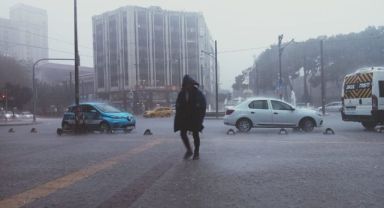 İzmir’i sağanak vurdu