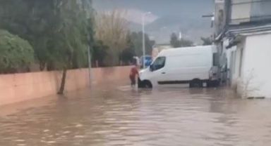 İzmir'i yine sağanak vurdu