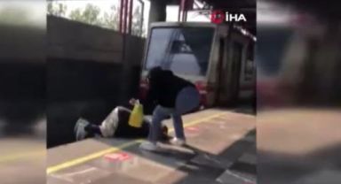 Metronun altında kalmaktan son anda kurtuldu
