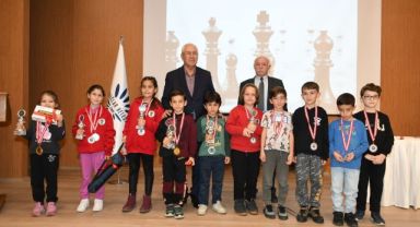 Ödüllerini Başkan Selvitopu verdi