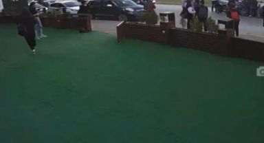 Otomobilin altında kalan kız çocuğunu kurtarmak için seferber oldular