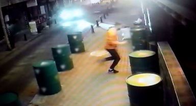 Polisi görünce panikleyen alkollü sürücü eğlence mekanının duvarına böyle çarptı