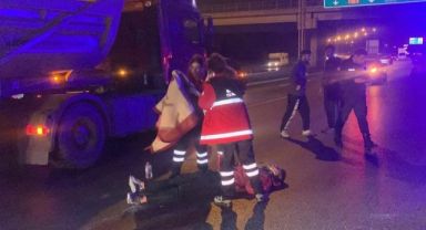 TEM'de akılalmaz kaza: Şakalaşırken motosikletten düştüler