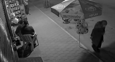 Yaşlı kadının ağzını kapatıp telefon ve cüzdanını gasp ettiler