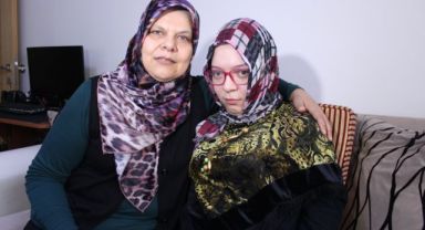 23 yaşındaki Münevver Büşra, tek parmağı ile hayata tutundu