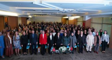 AK Parti İzmir’de ‘Siyaset Akademisi Kadın’ programı dolu dolu geçti