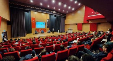 Başkan Tugay İklim Konferansı’nda gençlerle buluştu