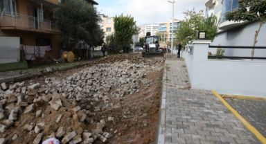 Bayraklı’nın sokakları kilit parke ile yenileniyor