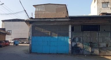Çatıdan düşen esnaf ölümden döndü