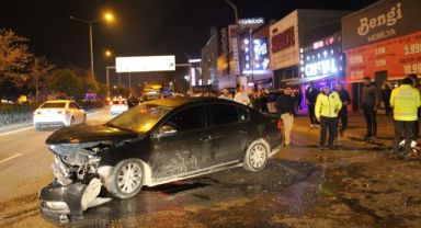 Ehliyetsiz sürücünün çarptığı araç gazinoya girdi: 5 yaralı