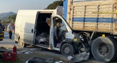 Feci kaza: Araçta sıkışarak öldüler