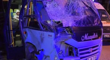 Feci kaza! Minibüs otobüse arkadan çarptı