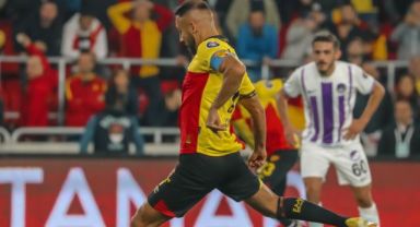 Göz-Göz, direklere takılıyor