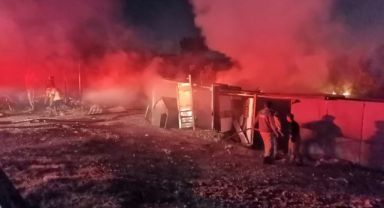 İzmir’de alevler geceyi aydınlattı: Barakalar yangında kullanılamaz hale geldi