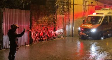 İzmir'de sağanak yağmur nedeniyle evin çatısı çöktü