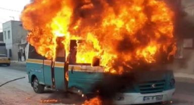 İzmir'de yolcu minibüsü alev alev yandı