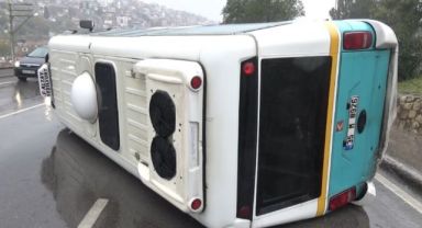 İzmir'de yolcu minibüsü devrildi