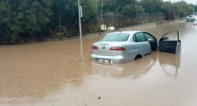 İzmir’i sağanak vurdu: Araçlar suya gömüldü
