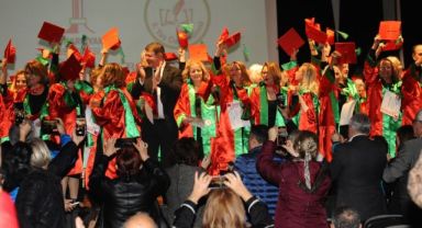Karşıyaka Belediyesi 3. Yaş Üniversitesi'nde mezuniyet sevinci