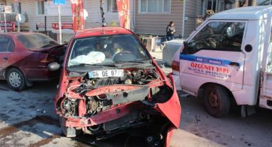 Kontrolden çıkan otomobil park halindeki 3 araca çarparak durabildi