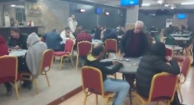 Mühürlenmiş kıraathanelerde kumar oynarken yakalandılar