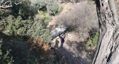 Otomobil 5 metre yükseklikten uçuruma yuvarlandı