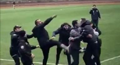 Sahaya inen kulüp başkanı rakip futbolcuyu tokatladı