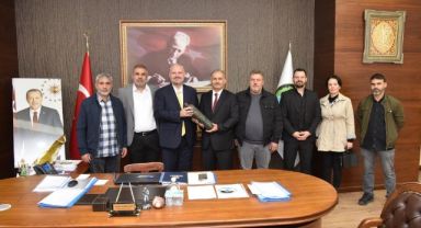 Şampiyon Çömlek Ustası Ahmet Taşhomcu, Menemen Çömlekçiler Derneği Başkanlığına seçildi