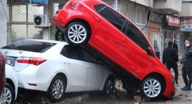 Sel anonslarıyla gece uyanan vatandaşlar, araçlarının sürüklendiğini sadece izleyebildi