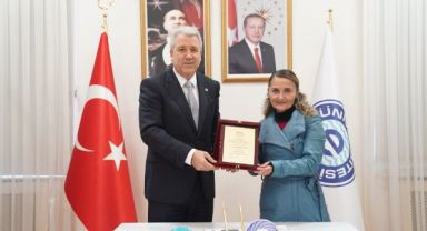 Taşkent Eczacılık Enstitüsünden, Rektör Budak’a “Onursal Profesörlük Unvanı”