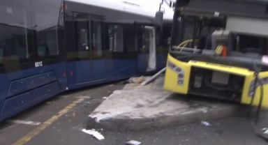 Tramvay ile otobüs çarpıştı!