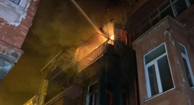 3 katlı bina alev alev yandı