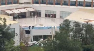 Antalya'da hortum 5 yıldızlı otelin çatı kaplamasını uçurdu