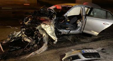 Bariyerlere çarpan aracın motoru yola fırladı!