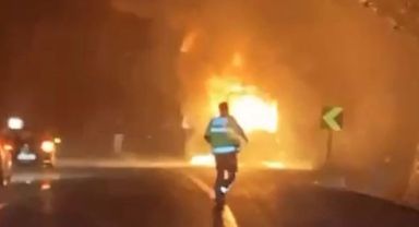 Bursa'da seyir halindeki kamyonet alev alev yandı