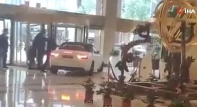 Çalışanlara kızdı, aracıyla otele daldı!