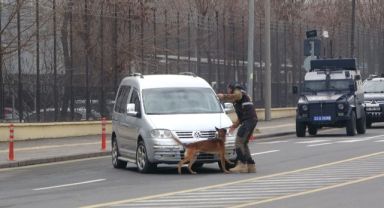 El frenini çekmeyi unutan sürücü, bomba uzmanlarını harekete geçirdi