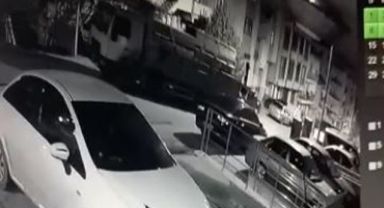 Freni arızalanan kamyonet park halindeki araçların arasına daldı