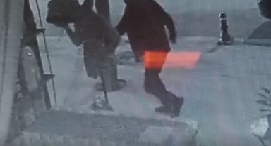 Hırsını Hülya Avşar maketinden çıkardı