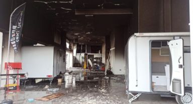 İzmir'de karavan imalathanesinde yangın