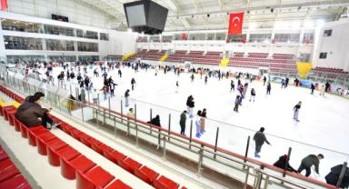 İzmir’de karneyi alan buz pistine koştu