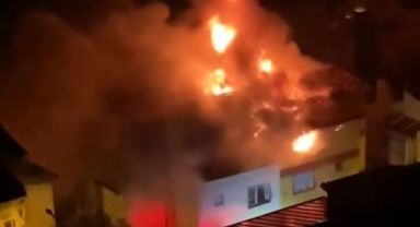İzmir’de korku dolu anlar: 2 katlı binanın çatısına yıldırım düştü