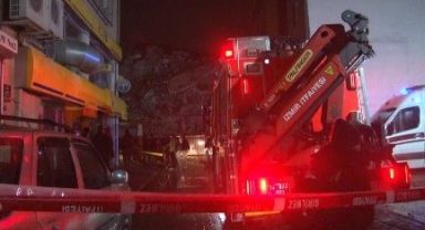 İzmir'de yıkım aşamasındaki eski İl Emniyet Müdürlüğü binası çöktü