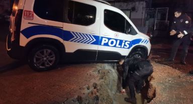 İzmir'i sağanak vurdu! Polis aracı çöken yolun içine düştü