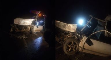 Kamyonla çarpışan otomobil sürücüsü araçta sıkıştı