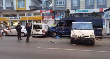Kontrolden çıkan minibüs park halindeki 4 aracı biçti